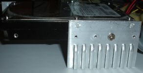 Un disque dur 3 pouces  prit de profil et auquel on a ajout un dissipateur en aluminium, rcupr dans une vieille alimentation lectrique.