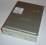 Un lecteur de disquette IDE 3 pouces   botier en fer blanc.