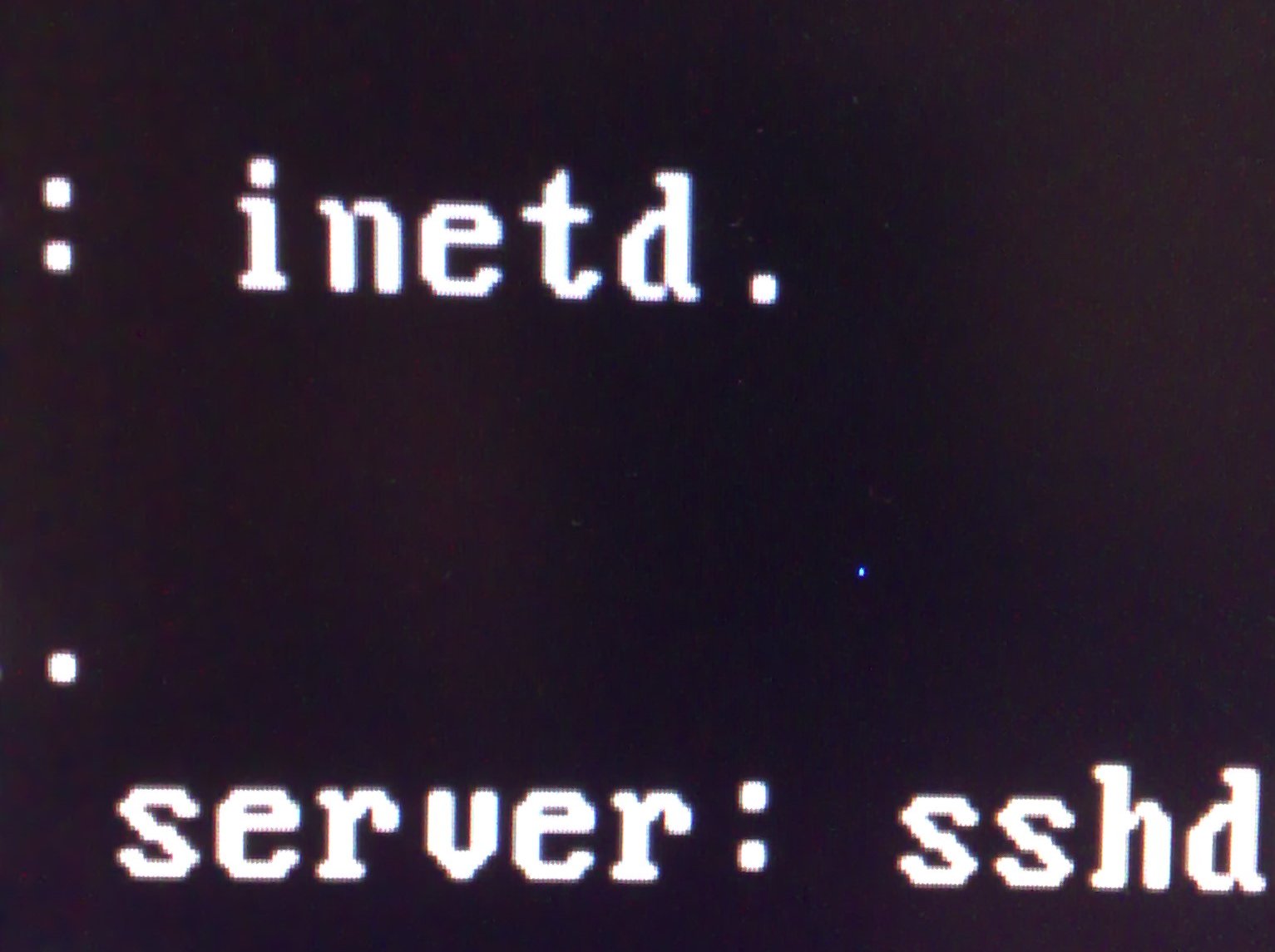 Une console de dmarrage de GNU/Linux vue de trs prs avec un point bleu au milieu.