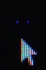 Écran noir, un pixel bleu vu de près lumineux, un pixel bleu vu de près et un peu moins lumineux. Un curseur de souris est également sur l'image vu d'aussi près que le reste on en distingue clairement l'assemblage de pixel.
